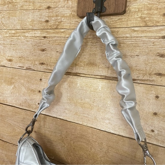 Lug Groove VL Satin Luxe Crossbody Bag w/ Two Straps - Metallic Silver NWOT - Picture 8 of 14